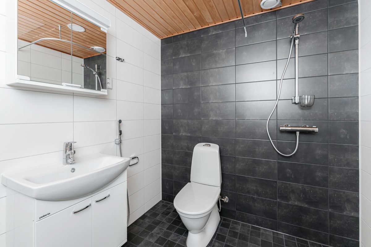 Afrikanpiha bathroom